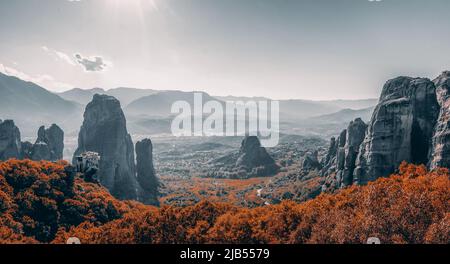 Panorama der orthodoxen Kirchen von Meteora auf den Gipfeln der Felsen, Klöster auf der Höhe, meteorische Felsen, die in der Luft schweben, Kalambaka, Thessalien, Griechenland Stockfoto