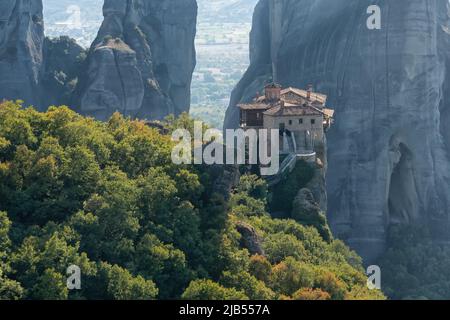 Panorama der orthodoxen Kirchen von Meteora auf den Gipfeln der Felsen, Klöster auf der Höhe, meteorische Felsen, die in der Luft schweben, Kalambaka, Thessalien, Griechenland Stockfoto
