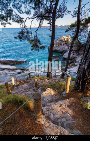 Türkisfarbenes Wasser des Mittelmeers und der Straße, Türkei. Lykische Art Stockfoto