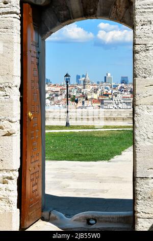 Panorama des asiatischen Teils von Istanbul von den Türen der Suleymaniye Moschee. Stockfoto