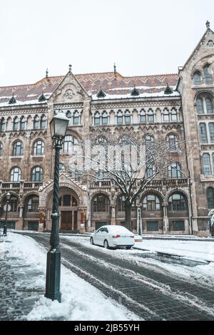 Wintertag auf den alten Straßen von Budapest Stockfoto