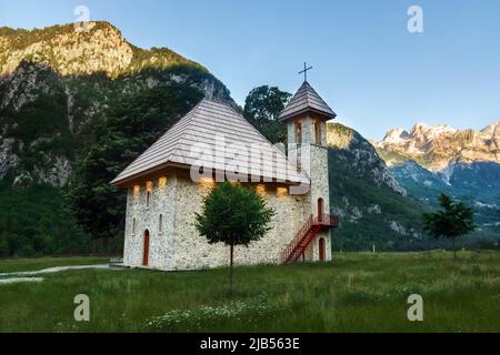 Eine katholische Kirche im Dorf Theth in Prokletije in den Aflucht-Bergen Albaniens. Die Gemeinde liegt im Zentrum des Theth-Nationalparks Stockfoto