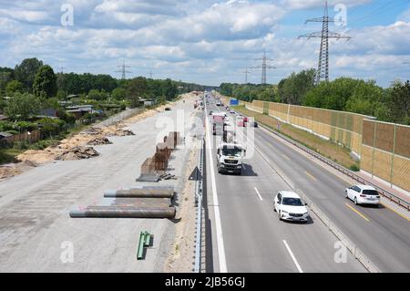 Birkenwerder, Deutschland. 31.. Mai 2022. Kurz vor der Ausfahrt Birkenwerder fahren Autos und Lastwagen an einer Lärmschutzmauer auf der Autobahn A 10 vorbei, die aufgrund der Baustelle auf zwei Spuren verengt wurde. Aufgrund von Brückenbauarbeiten muss die Autobahn vom 11. Juni bis zum 13. Juni 2022 täglich um 8:00 Uhr in beide Richtungen zwischen der Anschlussstelle Birkenwerder und der Anschlussstelle Oranienburg vollständig gesperrt sein. Quelle: Soeren Stache/dpa/ZB/dpa/Alamy Live News Stockfoto