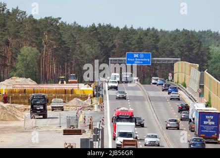 Birkenwerder, Deutschland. 31.. Mai 2022. Kurz vor der Ausfahrt Birkenwerder fahren Autos und Lastwagen an einer Lärmschutzmauer auf der Autobahn A 10 vorbei, die aufgrund der Baustelle auf zwei Spuren verengt wurde. Aufgrund von Brückenbauarbeiten muss die Autobahn vom 11. Juni bis zum 13. Juni 2022 täglich um 8:00 Uhr in beide Richtungen zwischen der Anschlussstelle Birkenwerder und der Anschlussstelle Oranienburg vollständig gesperrt sein. Quelle: Soeren Stache/dpa/ZB/dpa/Alamy Live News Stockfoto