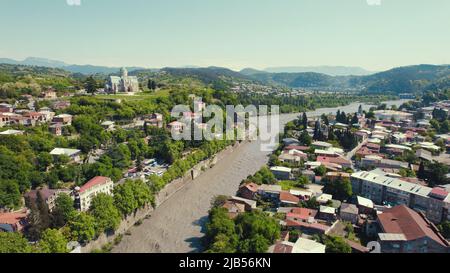 Blick auf den Fluss Rioni und Kutaisi, Georgien. Hochwertige Fotos Stockfoto