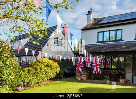 Flaggen und Verpflappungen im Chapel Walk, Long Preston, North Yorkshire zur Feier des Platin-Jubiläums der Königin. Stockfoto