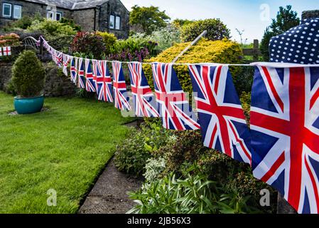 Flaggen und Verpflappungen im Chapel Walk, Long Preston, North Yorkshire zur Feier des Platin-Jubiläums der Königin. Stockfoto