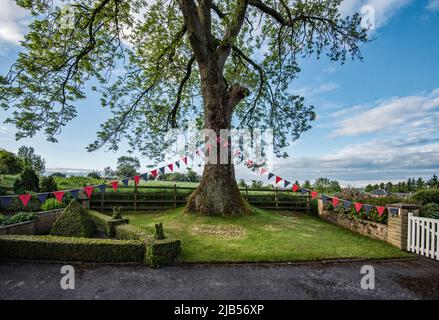 Flaggen und Verpflappungen im Chapel Walk, Long Preston, North Yorkshire zur Feier des Platin-Jubiläums der Königin. Stockfoto