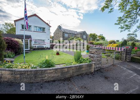 Flaggen und Verpflappungen im Chapel Walk, Long Preston, North Yorkshire zur Feier des Platin-Jubiläums der Königin. Stockfoto