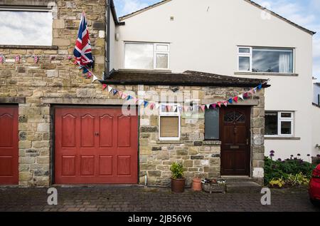 Flaggen und Verpflappungen in Chapel Walk, Long Preston, North Yorkshire zur Feier des Platin-Jubiläums der Königin. Stockfoto