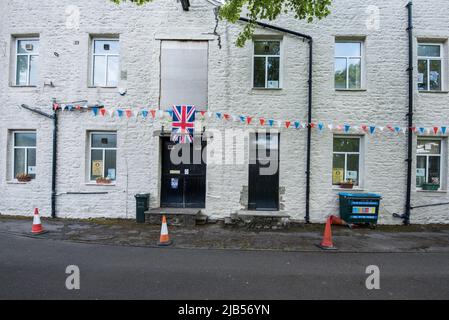 Flaggen und Verhängungen an der Wand des Magna Print-Geländes ..... in Long Preston, North Yorkshire zur Feier des Platin-Jubiläums der Königin. Stockfoto