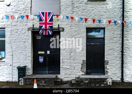 Flaggen und Verhängungen an der Wand des Magna Print-Geländes ..... in Long Preston, North Yorkshire zur Feier des Platin-Jubiläums der Königin. Stockfoto