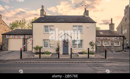 Dekorative Verzierung am Anvil House, Main St, Long Preston, North Yorkshire zur Feier des Platin-Jubiläums der Königin. Stockfoto