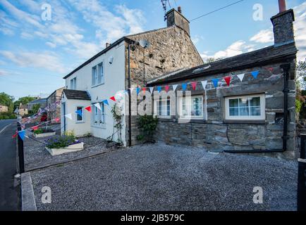 Dekorative Verzierung am Anvil House, Main St, Long Preston, North Yorkshire zur Feier des Platin-Jubiläums der Königin. Stockfoto