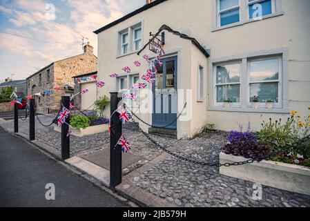 Dekorative Verzierung am Anvil House, Main St, Long Preston, North Yorkshire zur Feier des Platin-Jubiläums der Königin. Stockfoto