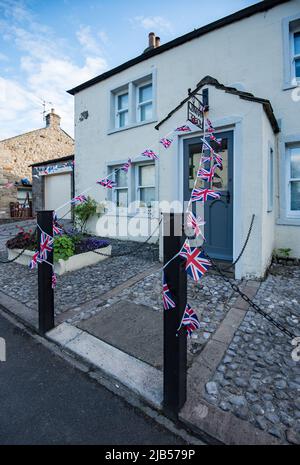 Dekorative Verzierung am Anvil House, Main St, Long Preston, North Yorkshire zur Feier des Platin-Jubiläums der Königin. Stockfoto