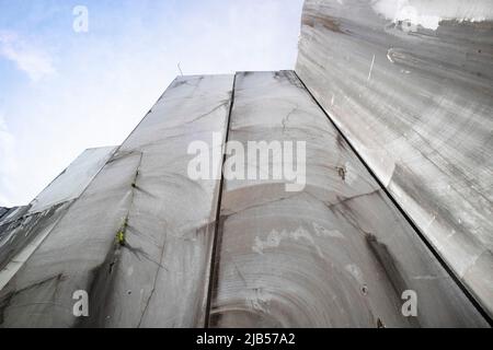 Fotografische Dokumentation eines verlassenen Marmorbruchs in den Apuanischen Alpen in Carrara Italien Stockfoto