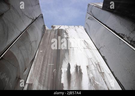 Fotografische Dokumentation eines verlassenen Marmorbruchs in den Apuanischen Alpen in Carrara Italien Stockfoto