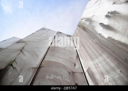 Fotografische Dokumentation eines verlassenen Marmorbruchs in den Apuanischen Alpen in Carrara Italien Stockfoto