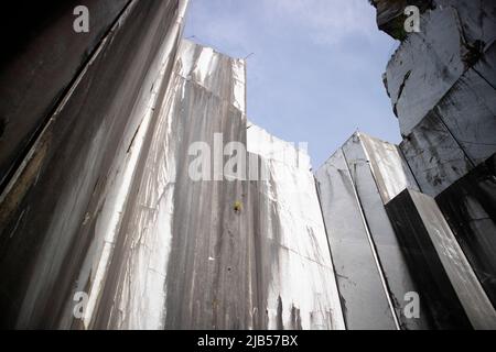 Fotografische Dokumentation eines verlassenen Marmorbruchs in den Apuanischen Alpen in Carrara Italien Stockfoto