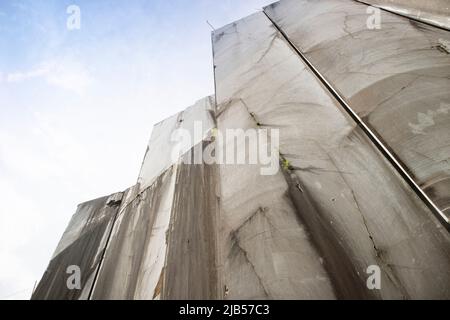 Fotografische Dokumentation eines verlassenen Marmorbruchs in den Apuanischen Alpen in Carrara Italien Stockfoto