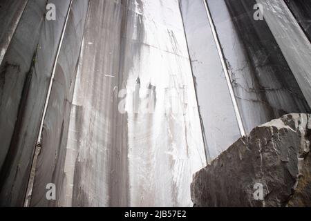 Fotografische Dokumentation eines verlassenen Marmorbruchs in den Apuanischen Alpen in Carrara Italien Stockfoto