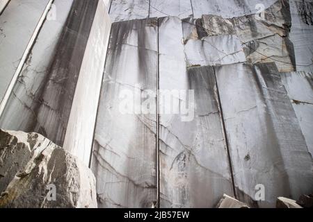 Fotografische Dokumentation eines verlassenen Marmorbruchs in den Apuanischen Alpen in Carrara Italien Stockfoto