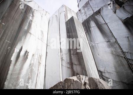 Fotografische Dokumentation eines verlassenen Marmorbruchs in den Apuanischen Alpen in Carrara Italien Stockfoto