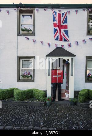 Innovatives Beefeater-Design, Union Jack & Ammer auf einem Grundstück mit Blick auf Maypole Green in Long Preston. Queen's Platinum Jubilee Celebrations 2022. Stockfoto