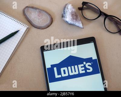 Auf diesem Foto Illustration Lowe's Companies, Inc. Logo auf einem Tablet zu sehen Stockfoto