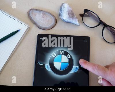 Auf diesem Foto Illustration BMW AG Logo auf einem Tablet zu sehen Stockfoto