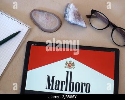 Auf diesem Foto Illustration Marlboro ist eine amerikanische Marke von Zigaretten, derzeit im Besitz und von Philip Morris USA Logo auf einem Tablet gesehen hergestellt Stockfoto