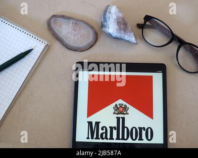 Auf diesem Foto Illustration Marlboro ist eine amerikanische Marke von Zigaretten, derzeit im Besitz und von Philip Morris USA Logo auf einem Tablet gesehen hergestellt Stockfoto