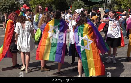 JERUSALEM, ISRAEL - 02. JUNI: Die Teilnehmer wurden während der jährlichen Jerusalem Gay Pride Parade im Rahmen der internationalen Feier des LGBT Pride Monats am June0 2. Juni 2022 in Jerusalem, Israel, mit der traditionellen Gay Pride Regenbogenfahne mit dem Davidstern, einem jüdischen Symbol, eingewickelt. Die schwule Pride Parade in Jerusalem trifft auf ihrem Weg oft auf Gegenproteste und gelegentlich auf Gewalt. Die Führer der Haredi-Gemeinschaft und anderer religiöser Gruppen fordern jedes Jahr ihre Annullierung. Kredit: Eddie Gerald/Alamy Live Nachrichten Stockfoto