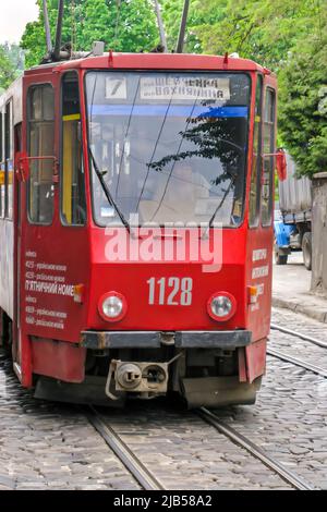 Elektrische Straßenbahn im Stadtzentrum, Lviv, Ukraine Stockfoto