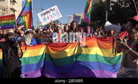 JERUSALEM, ISRAEL - 02. JUNI: Die Teilnehmer marschieren mit der traditionellen Gay Pride Regenbogenflagge, einem Symbol des LGBTQ Pride, während der jährlichen Jerusalem Gay Pride Parade im Rahmen der internationalen Feier des LGBT Pride Monats am June0 2. Juni 2022 in Jerusalem, Israel. Die schwule Pride Parade in Jerusalem trifft auf ihrem Weg oft auf Gegenproteste und gelegentlich auf Gewalt. Die Führer der Haredi-Gemeinschaft und anderer religiöser Gruppen fordern jedes Jahr ihre Annullierung. Kredit: Eddie Gerald/Alamy Live Nachrichten Stockfoto