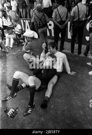 ARCHIVFOTO: Horst Wolter feiert am 8. Juni 2022, 01SN BRD ITA1970SP.jpg Geburtstag Fußball-WM 1970 in Mexiko Mexiko, Halbfinale BRD Deutschland - Italien 3:4 nach mehr Zeit sitzen der deutsche Torhüter Sepp MAIER und Ersatztorwart Horst WOLTER am Boden erschöpft niedergeschlagen, 80. 06/17/1970. Schwarz-weiß-Schuss Stockfoto