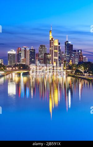 Die beleuchtete Skyline von Frankfurt am Main in Deutschland nach Sonnenuntergang Stockfoto