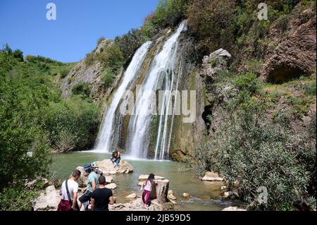 Nahal Ayun, ISRAEL - 16. APRIL 2022: Menschen fotografieren vor dem Wasserfall. Fluss Nahal Ayun. Naturschutzgebiet und Nationalpark. Obergaliläen Stockfoto