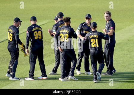 Dan Douthwaite von Glamorgan feiert mit seinen Teamkollegen, nachdem er das Wicket von Matt Crickley während Glamorgan gegen Essex Eagles, Vitality Blast, genommen hat Stockfoto