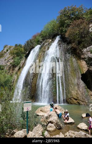 Nahal Ayun, ISRAEL - 16. APRIL 2022: Menschen fotografieren vor dem Wasserfall. Fluss Nahal Ayun. Naturschutzgebiet und Nationalpark. Obergaliläen Stockfoto