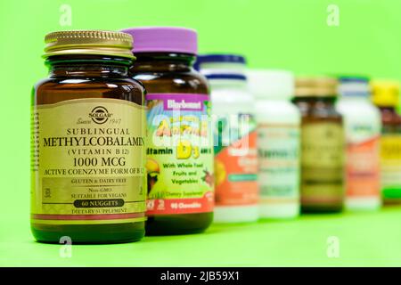 Vitamin B 12 Methylcobalamin und andere wichtige Nahrungsergänzungsmittel auf grünem Hintergrund. 19. Mai 2022, Ukraine, Zaporozhye Stockfoto