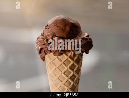 Nahaufnahme von Schokoladeneis-Konus Stockfoto