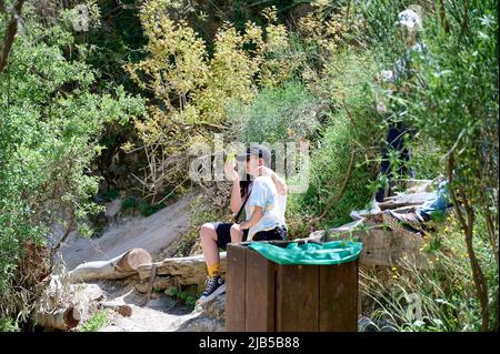 Nahal Ayun, ISRAEL - 16. APRIL 2022: Menschen fotografieren vor dem Wasserfall. Fluss Nahal Ayun. Naturschutzgebiet und Nationalpark. Obergaliläen Stockfoto