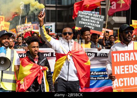 London, Großbritannien. 21 Mai 2022. Marsch vom Parliament Square zum Wellington Arch gegen den Völkermord in der Region Tigray in Äthiopien Stockfoto