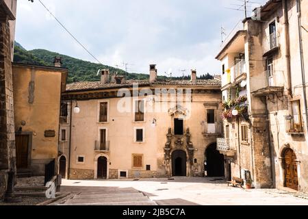 Scanno ist eine Stadt und ein Bezirk in der Provinz L'Aquila, in der Region Abruzzen in Mittelitalien. Scanno liegt im Sagittario-Tal und ist von den Majella-Bergen umgeben. Die Fotografen Henri Cartier-Bresson (1951) und Mario Giacomelli (1957–59) verewigten ihn und waren laut Edward Lear Gastgeber der schönsten Frauen Italiens. Italien, am 26 2019. August Stockfoto