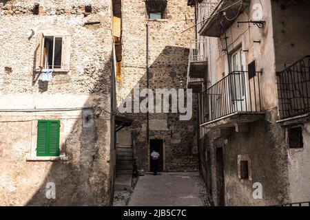 Scanno ist eine Stadt und ein Bezirk in der Provinz L'Aquila, in der Region Abruzzen in Mittelitalien. Scanno liegt im Sagittario-Tal und ist von den Majella-Bergen umgeben. Die Fotografen Henri Cartier-Bresson (1951) und Mario Giacomelli (1957–59) verewigten ihn und waren laut Edward Lear Gastgeber der schönsten Frauen Italiens. Italien, am 26 2019. August Stockfoto