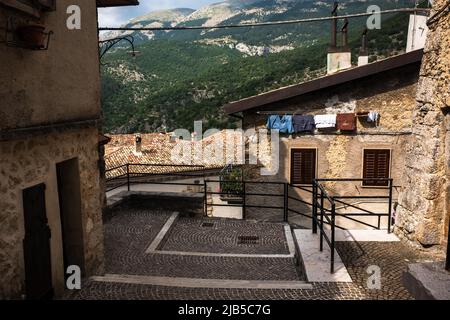 Scanno ist eine Stadt und ein Bezirk in der Provinz L'Aquila, in der Region Abruzzen in Mittelitalien. Scanno liegt im Sagittario-Tal und ist von den Majella-Bergen umgeben. Die Fotografen Henri Cartier-Bresson (1951) und Mario Giacomelli (1957–59) verewigten ihn und waren laut Edward Lear Gastgeber der schönsten Frauen Italiens. Italien, am 26 2019. August Stockfoto