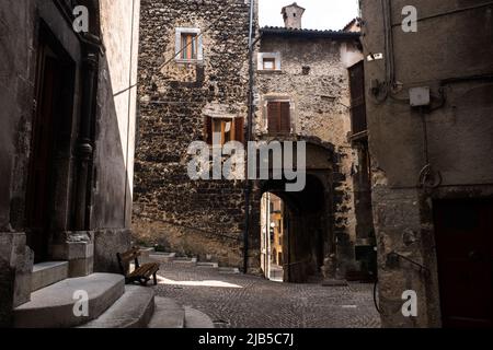 Scanno ist eine Stadt und ein Bezirk in der Provinz L'Aquila, in der Region Abruzzen in Mittelitalien. Scanno liegt im Sagittario-Tal und ist von den Majella-Bergen umgeben. Die Fotografen Henri Cartier-Bresson (1951) und Mario Giacomelli (1957–59) verewigten ihn und waren laut Edward Lear Gastgeber der schönsten Frauen Italiens. Italien, am 26 2019. August Stockfoto