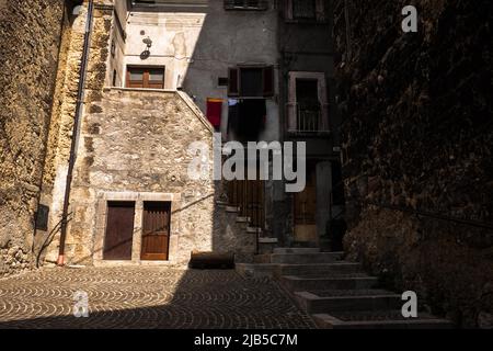 Scanno ist eine Stadt und ein Bezirk in der Provinz L'Aquila, in der Region Abruzzen in Mittelitalien. Scanno liegt im Sagittario-Tal und ist von den Majella-Bergen umgeben. Die Fotografen Henri Cartier-Bresson (1951) und Mario Giacomelli (1957–59) verewigten ihn und waren laut Edward Lear Gastgeber der schönsten Frauen Italiens. Italien, am 26 2019. August Stockfoto